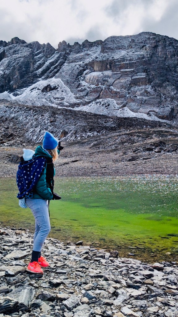 R.D.Miawsan avec son enfant en hicking dans les montagnes d'Argentine.